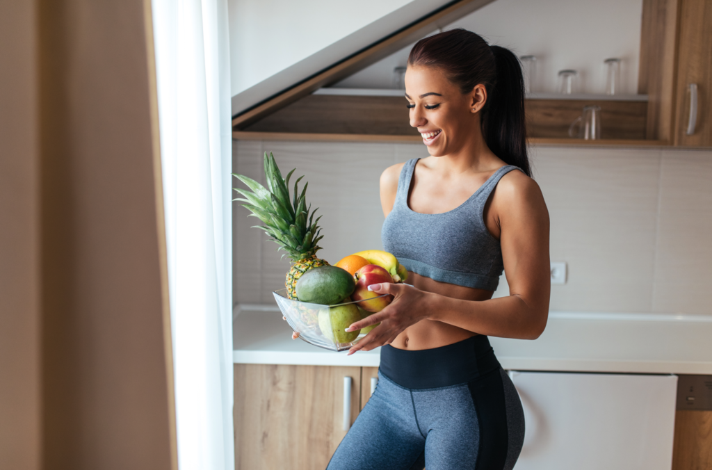 passos para uma vida mais saudável, mulher segura uma cesta de frutas 