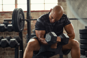 Read more about the article Mais treino ou mais carga: qual promove mais ganho de massa muscular? 