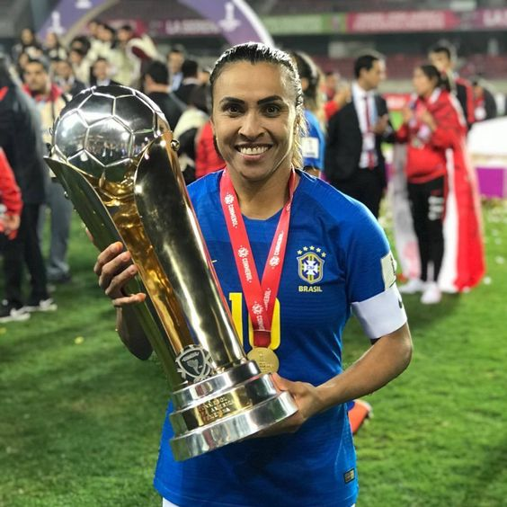Marta levantando a taça ao final da copa do mundo feminina