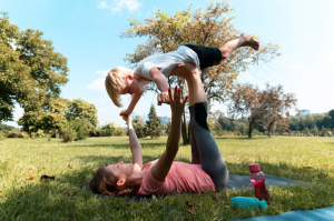 Mãe incluindo seu filho em sua rotina fitness