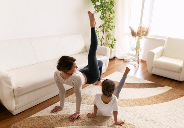 Mãe fazendo yoga junto com a filha