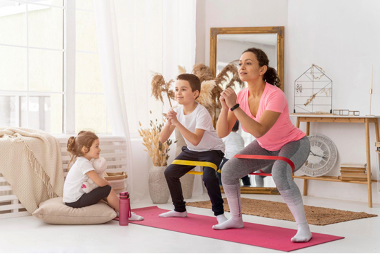 Mãe revezando os exercícios entre os filhos