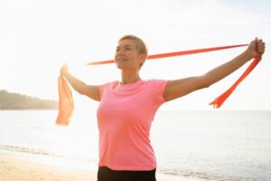 Mulher praticando exercício físico, visando a prevenção do câncer