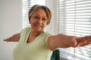 Mulher em sua rotina de exercícios para controle do diabetes