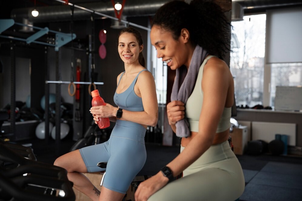 Mulheres em companhia uma da outra treinando, uma das dicas para começar e manter uma rotina de exercícios no controle do diabetes.