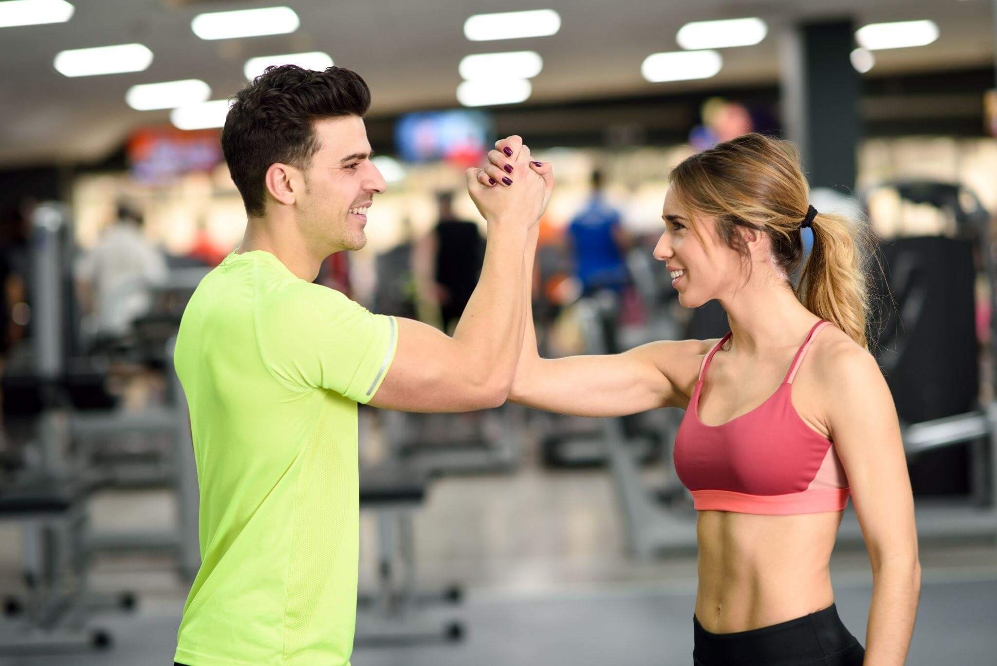 Casal animado para realizarem treinos juntos.