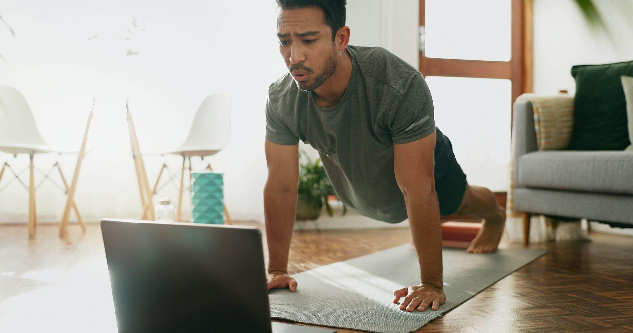 Homem realizando seu treino funcional em casa.