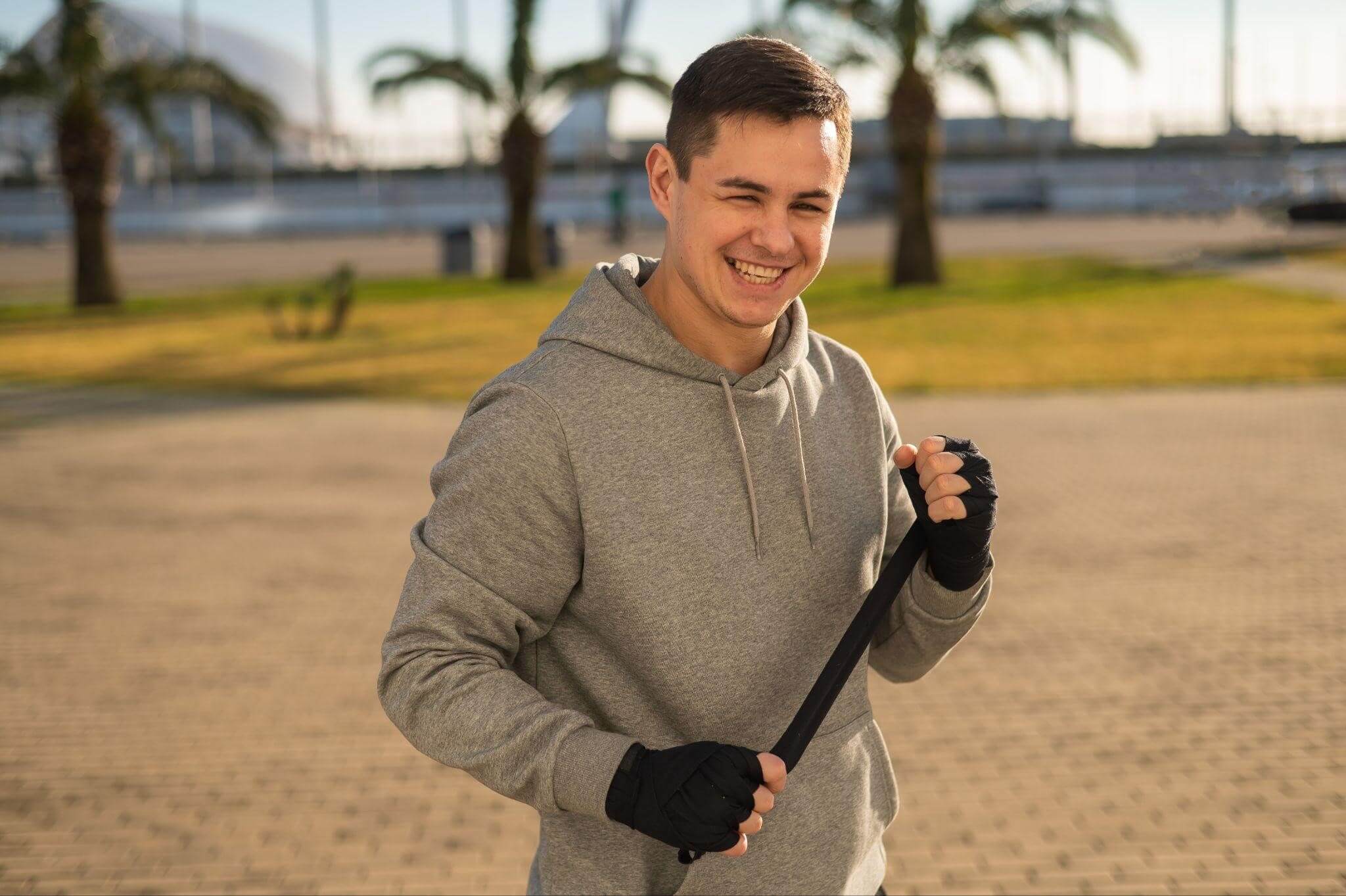 Homem com roupas de frio se preparando para seu treino ao ar livre.