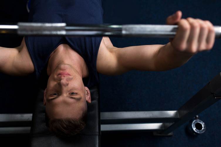 Homem treinando tríceps em casa
