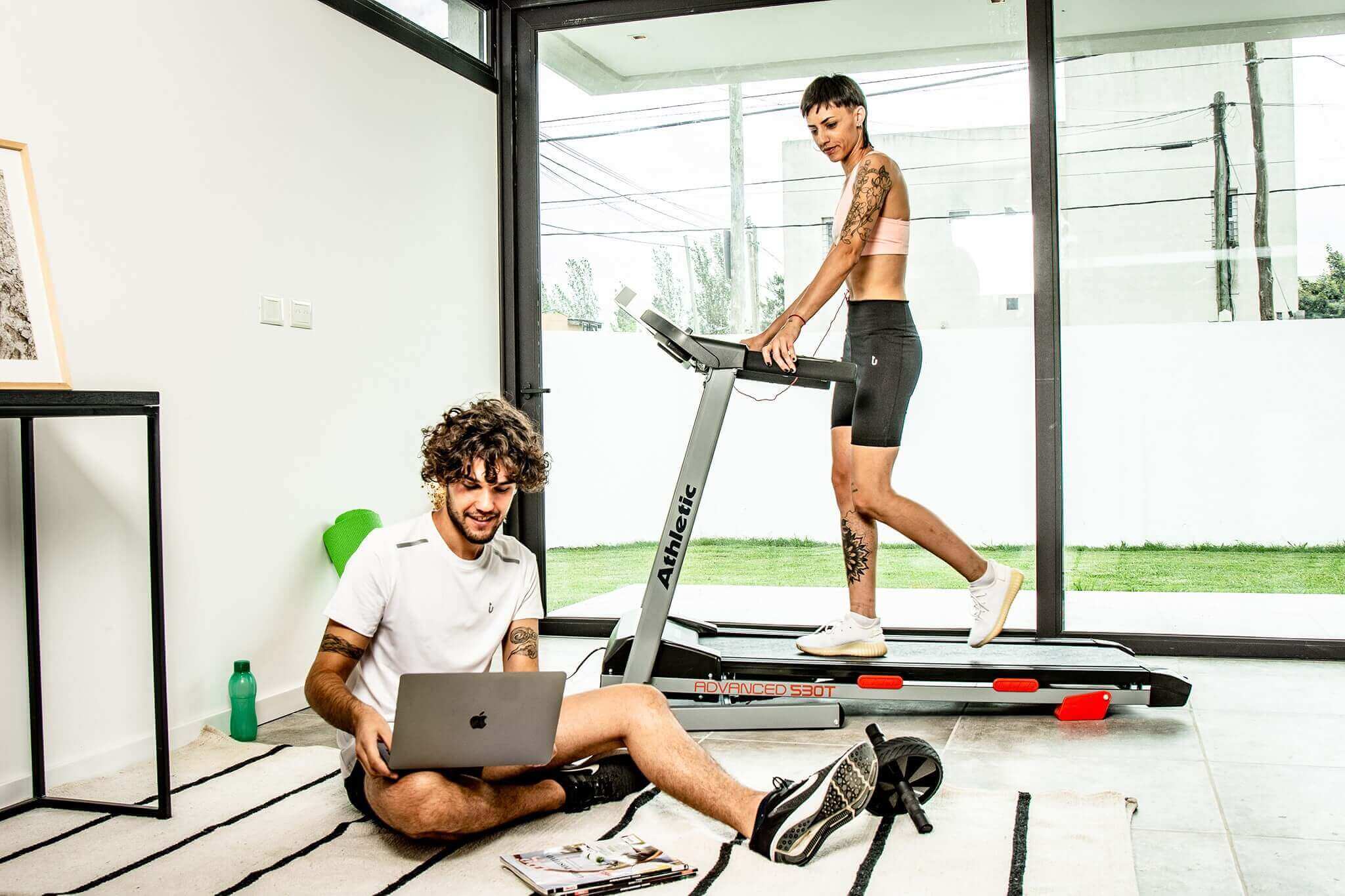 Casal treinando juntos em casa.