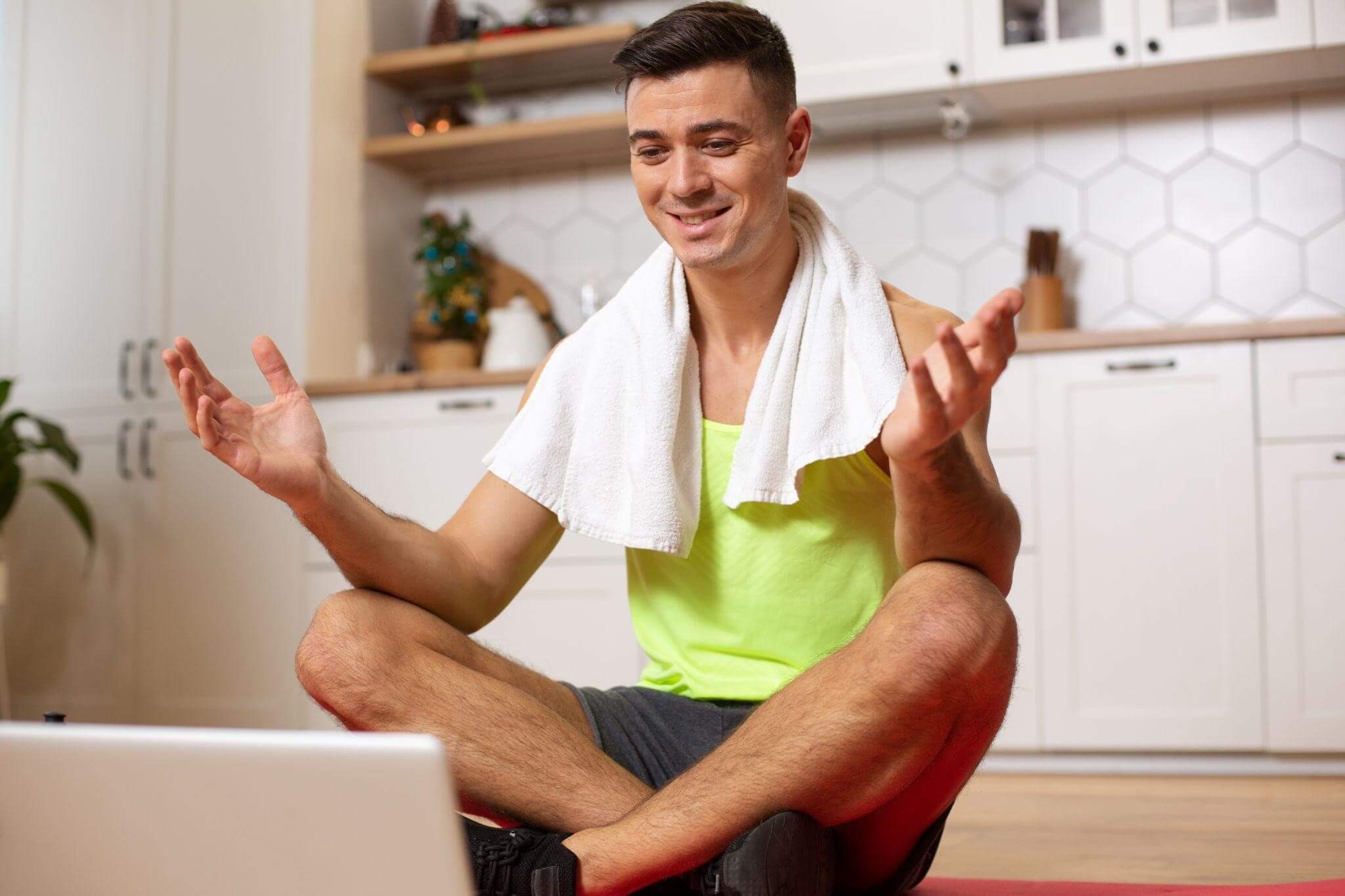Homem olhando para o notebook escolhendo equipamentos athletic após exercícios.