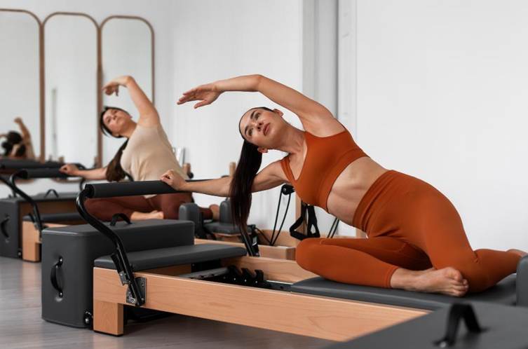 Mulheres praticando pilates em um estúdio